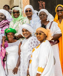 Femmes élues souriantes du CCFED rassemblées devant leur lieu de réunion